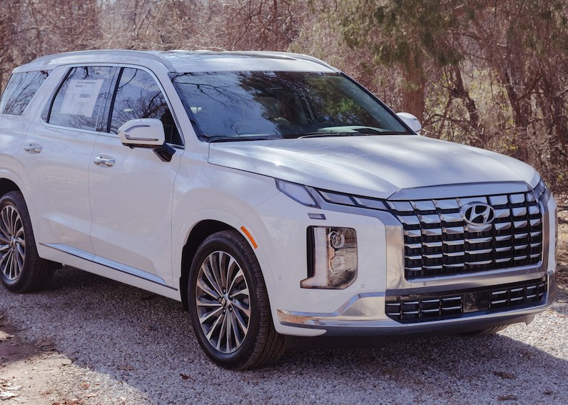 The pros of the Hyundai Palisade include a smooth and quiet ride, and near-luxury features that make the 2025 Palisade great.