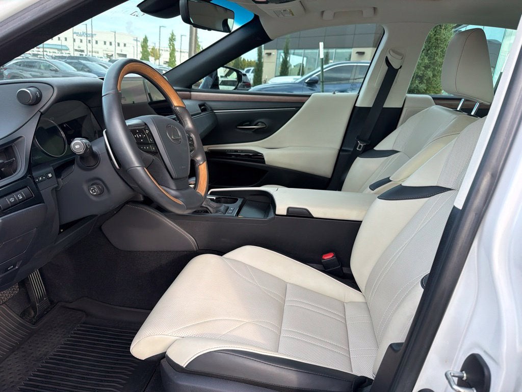 2025 Lexus ES 300h Luxury