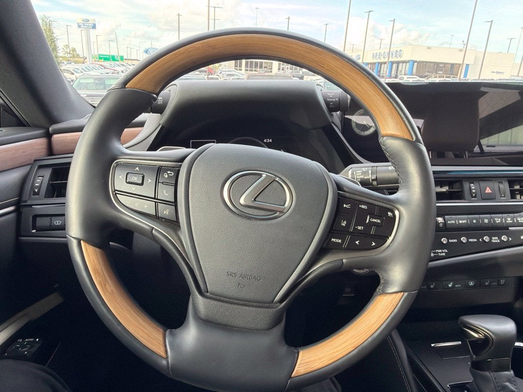 2025 Lexus ES 300h Luxury