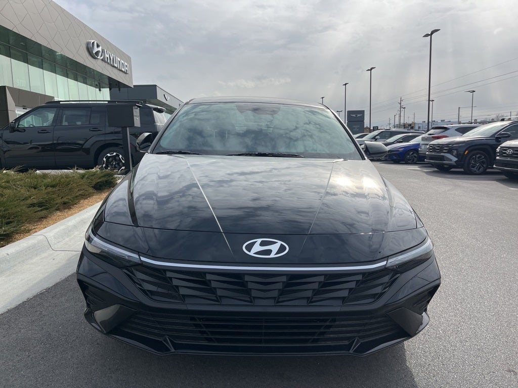 2025 Hyundai ELANTRA SE