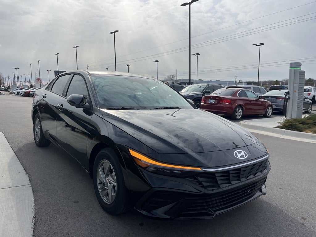 2025 Hyundai ELANTRA SE
