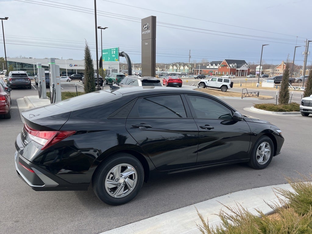 2025 Hyundai ELANTRA SE