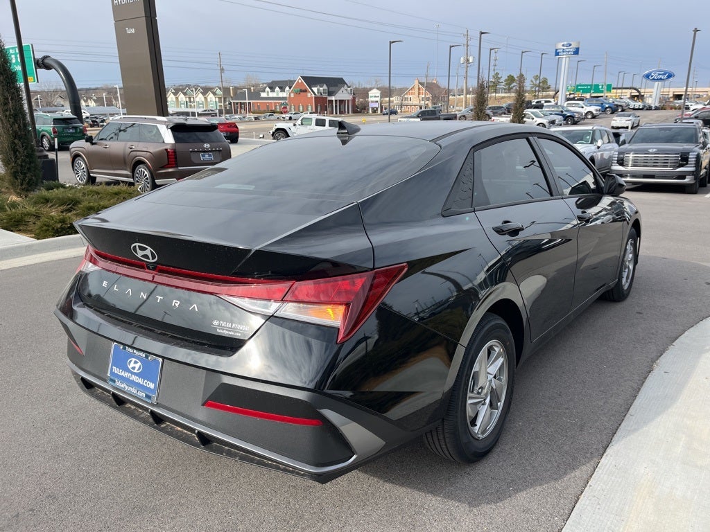 2025 Hyundai ELANTRA SE
