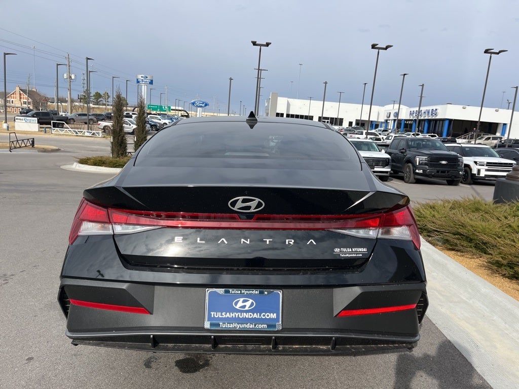 2025 Hyundai ELANTRA SE
