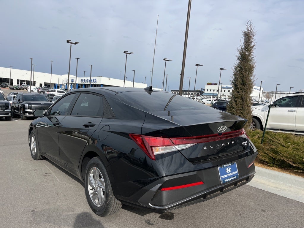 2025 Hyundai ELANTRA SE