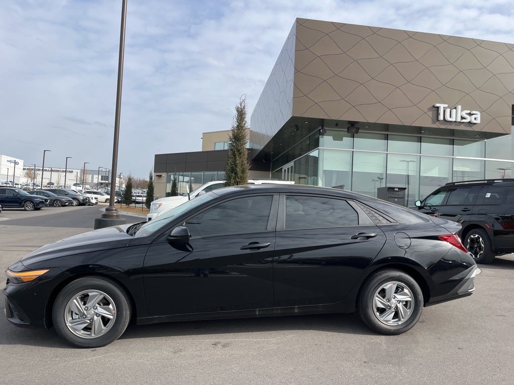 2025 Hyundai ELANTRA SE