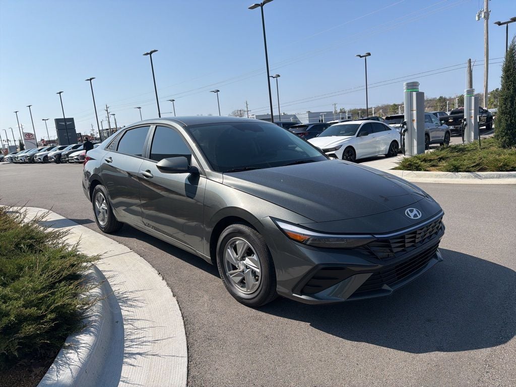 2025 Hyundai ELANTRA SE