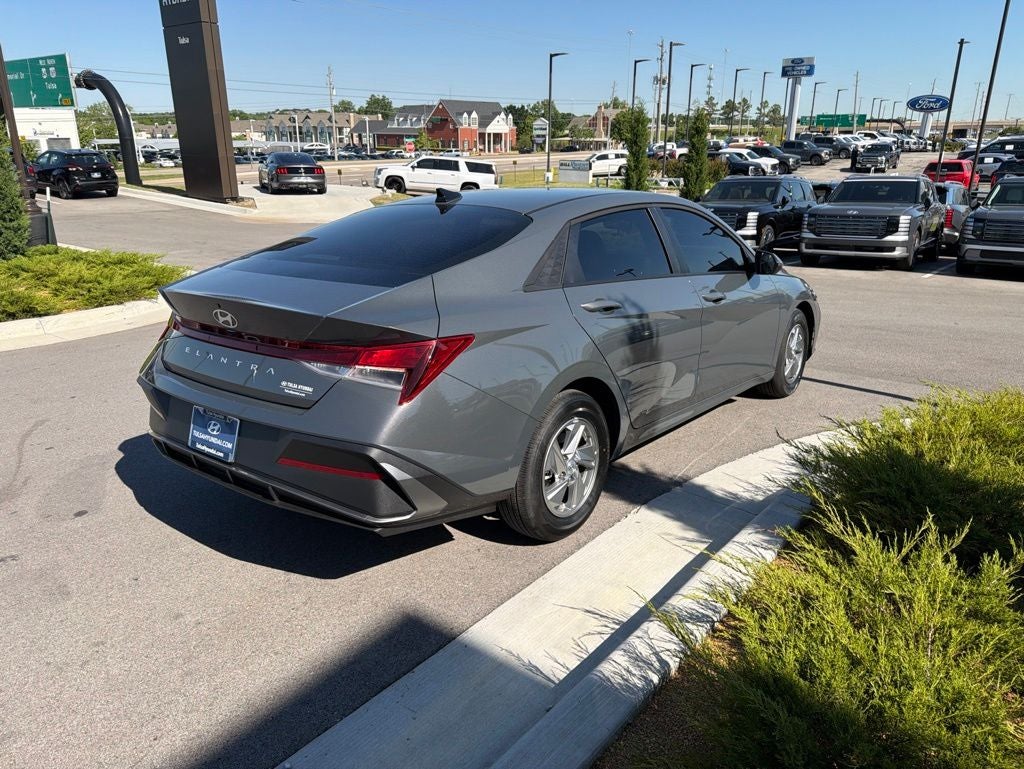 2025 Hyundai ELANTRA SE